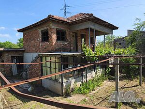 ЕРА МАКС продава къща с дворно място