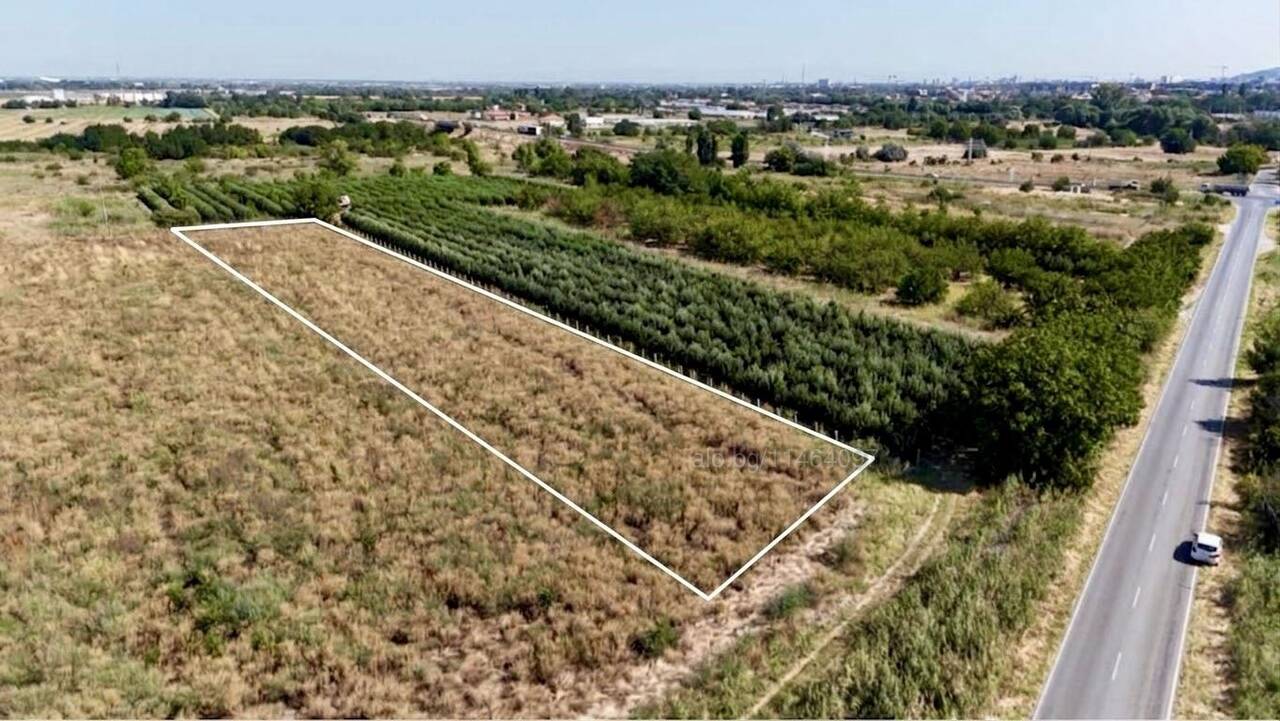 Парцел с лице на главен път
