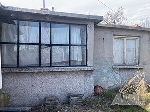 Поземлен имот със стара постройка