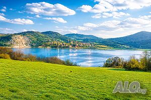 7 Дка Парцел до Язовир Цонево срещу с. Дебелец 50 м от Вода с Панорамна Гледка