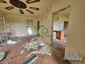 Тристаен апартамент четири помещения Смирненски до Математическа гимназия