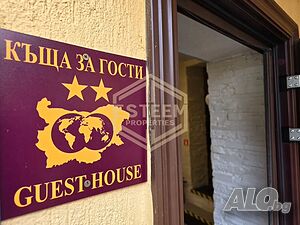 ЕКСКЛУЗИВНО! Самостоятелна къща със собствен двор и два гаража в близост до Кея на гр. Русе