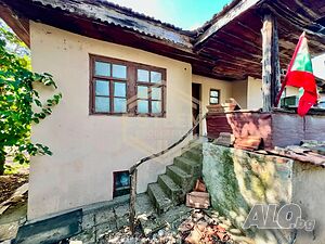 Масивна къща на главната улица в с. Ценово, обл. Русе