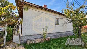 Самостоятелна къща с голям двор и гараж в гр. Борово