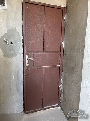 Продавам метална врата 80/200