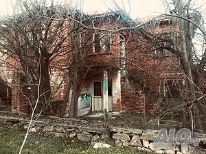 къща с двор в с. Михайлово