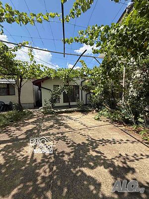 Масивна къща с търговски обект за продажба в кв. Самара 2