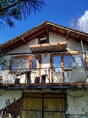 Топ локация на първа линия: Масивна вила с 1.2 дка равен двор в м. Андреева чешма