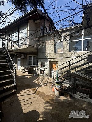 Продава масивна къща в кв. Комлука