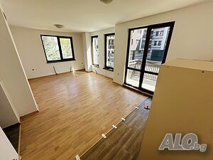 Югоизточен тристаен апартамент с балкон близо до парка в Банско