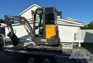 2019 Мини багер Volvo ECR25D + ремарке