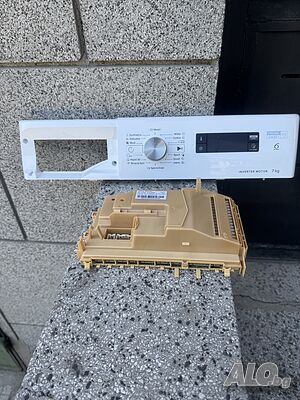 Продавам отлична управляваща и горна платка с предният панел за пералня Whirlpool 7kg