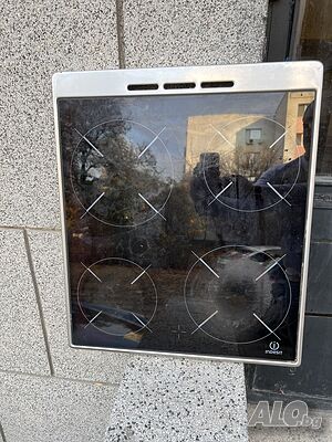 Продавам перфектен керамичен плот с 4 котлони за готварска печка Indesit (Индезит)