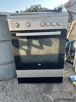 Продавам свободно стояща готварска печка Beko на части