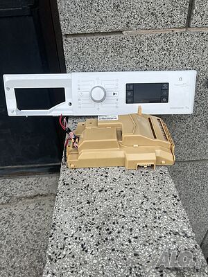 Продавам отлична управляваща и горна платка с предният панел за пералня Whirlpool FWSG71283W EU