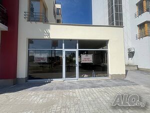 Магазин на оживено кръстовище срещу Шел в Слънчев Бряг