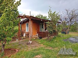 Парцел с малка вила