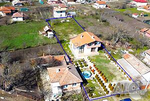 Просторна къща с 3 спални, 2 бани и голям двор с много овощни насаждения