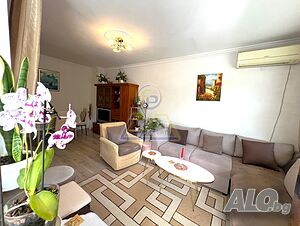 Тристаен апартамент, с 4 отделни стаи, в широк център, до Гладстон
