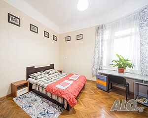 Тристаен ”Nº8” с лице към площад Кирил и Методий