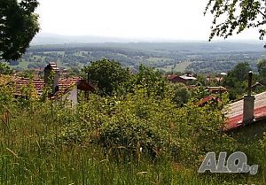 Панорамен парцел под гора