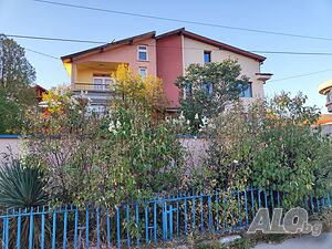 Триетажна къща с 4 спални и 4 панорамни тераси от собственик