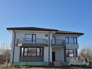 Продавам нова двуетажна къща в с. Златитрап
