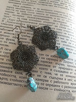 Прелестни филигрирани обеци в цвят античен бронз с красиви Тюркоази.