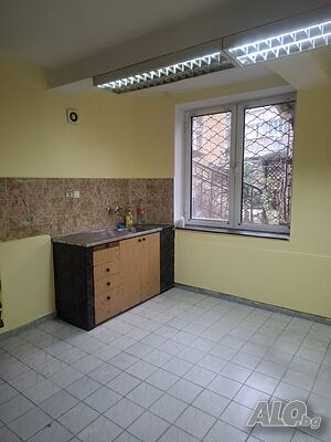 Продавам търговско помещение в топ центъра на града