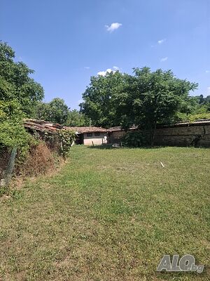 Продавам къща с двор в с. Арбанаси
