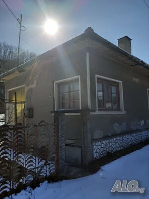 Продавам къща на два етажа в с. Беброво