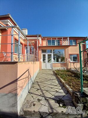 Къща с 3 спални, гараж, барбекю и голям двор
