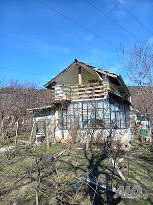 Двуетажна вила в м-т Под Манастира