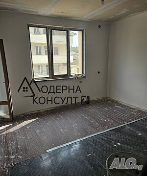 Продава втори етаж от къща с двор и гараж