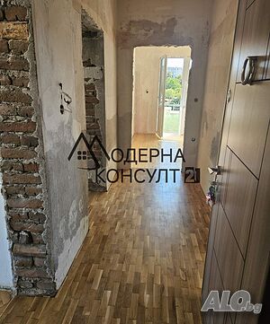 Продава тухлен апартамент - триетажна кооперация, гараж, таван, 2 мазета