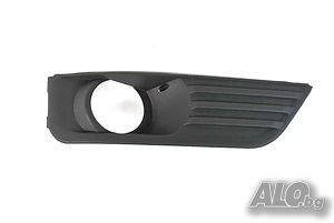 Ford Focus 2 / Решетка предна броня дясна с отвор за Форд Фокус 2 04-08