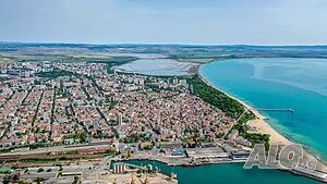 тристаен до морската градина, Лазур