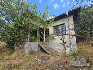 Масивна къща с две спални и двор в село Скала, на 13 км от Сунгурларе!