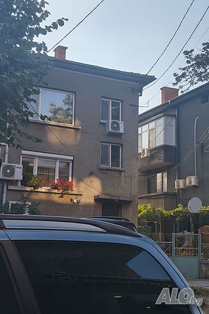 Имот с двор