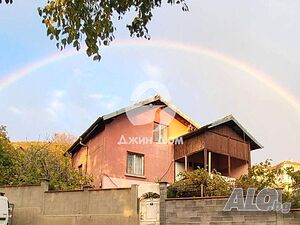 Просторна самостоятелна триетажна къща в гр. Свети Влас