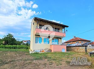 Просторна къща в с. Разбойна с гледка към планината