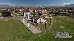 Урегулиран парцел до асфалтов път