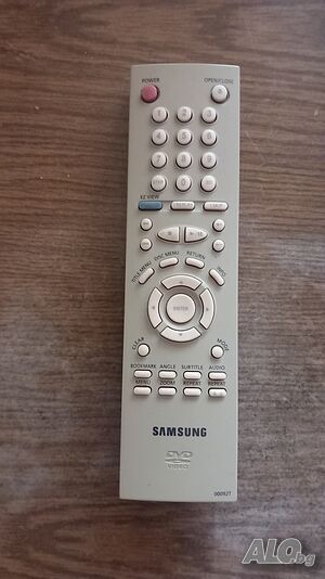Дистанционно за ДиВиДи Samsung и кабел за интернет, който е двуметров. В кашона ще има нещо добавъчн