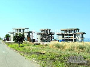 Триетажна къща в елитно вилно селище, гр. Ахелой