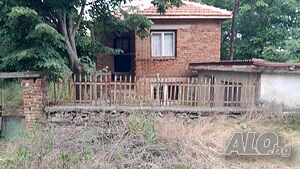 Двуетажна къща с двор в с. Войника