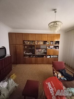 Продавам етаж от къща с отделен вход, двор и гараж