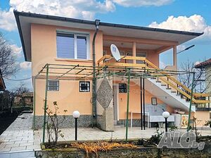Двуетажна реновирана къща на 20 км от Варна с красива гледка