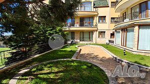 Тристаен обзаведен апартамент с паркомясто в затворен комплекс граничещ с резиденция Евксиноград
