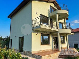 Двуетажна къща на 23 км от Варна, с Акт 16