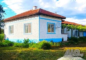 Едноетажна реновирана къща в Кардам.